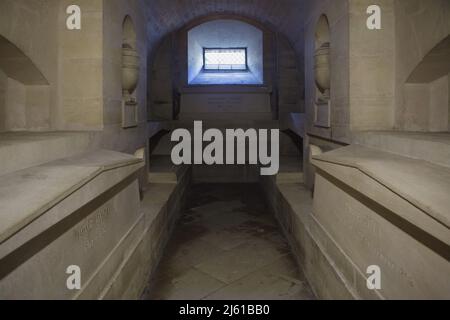 Tombes des romanciers français Victor Hugo, Alexandre Dumas et Émile Zola (de gauche à droite) dans la crypte du Panthéon à Paris, France. Banque D'Images