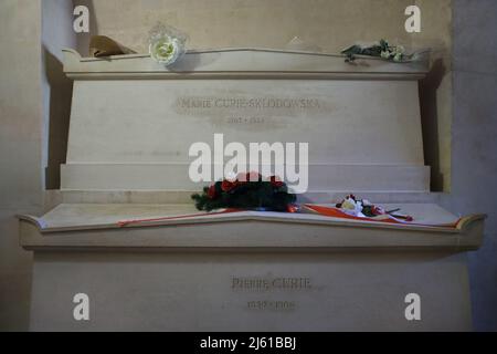Tombes du physicien français Pierre Curie et de sa femme Marie Skłodowska-Curie dans la crypte du Panthéon à Paris, France. Banque D'Images