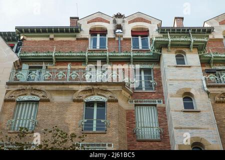 Castel Béranger à Paris, France. Le bâtiment résidentiel appelé Castel Béranger a été conçu par l'architecte français Hector Guimard et construit entre 1895 et 1898 dans la rue de la Fontaine. C'était le premier bâtiment de Paris dans le style Art Nouveau. Banque D'Images