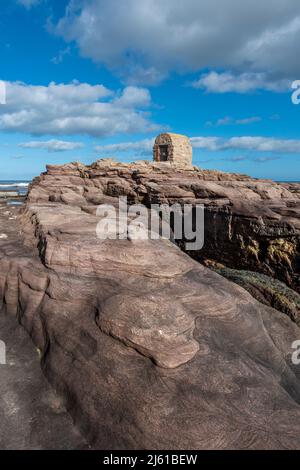 L'ancienne poudreuse sur Seahouses plage Northumberland Angleterre Royaume-Uni Banque D'Images