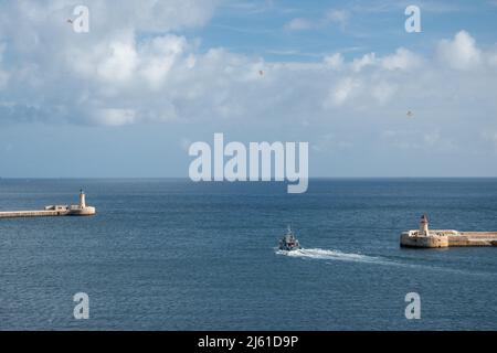 Le brise-lames de Saint-Elmo et le brise-lames de Ricasoli est gardent l'entrée du Grand Port, la Valette, Malte. Banque D'Images