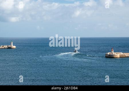 Le brise-lames de Saint-Elmo et le brise-lames de Ricasoli est gardent l'entrée du Grand Port, la Valette, Malte. Banque D'Images