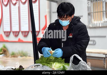 Pékin, Chine. 27th avril 2022. Un membre du personnel prépare des légumes dans un quartier résidentiel du district de Haidian, à Beijing, capitale de la Chine, le 27 avril 2022. Les collectivités du district de Haidian ont renforcé l'offre de produits de première nécessité quotidiens pour les résidents à la suite d'une récente résurgence de la COVID-19. Crédit: REN Chao/Xinhua/Alay Live News Banque D'Images