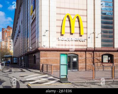 Moscou. Russie. 26 avril 2022. Un parking vide devant un restaurant McDonald's. La fermeture du restaurant McDonald's en Russie en raison d'une opération spéciale en Ukraine. Banque D'Images