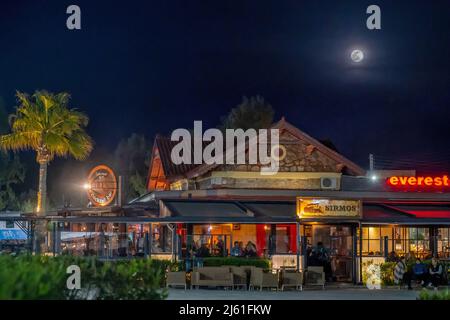 Place centrale de Lavrio sur une pleine lune, Grèce Banque D'Images