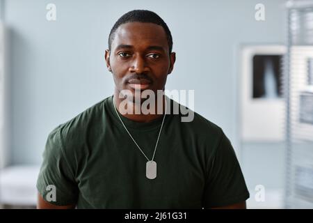 Portrait moyen en gros plan d'un jeune officier militaire afro-américain adulte ayant un examen physique annuel à l'hôpital Banque D'Images