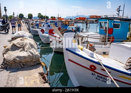 Île d'Aegina, Grèce - 04.27.2022: Gros plan sur des bateaux de pêche ancrés au port de l'île d'Aegina, stockant du matériel de pêche sur terre. Vue arrière MAN Banque D'Images