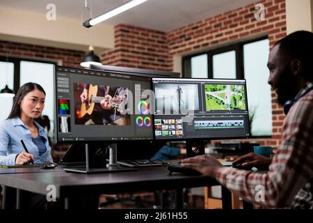 Chef d'équipe du service de post-production qui édite des films à l'aide d'un logiciel de technologie de pointe. Éditeur professionnel d'agence de création améliorant la qualité des films vidéo lorsqu'il est assis au bureau. Banque D'Images