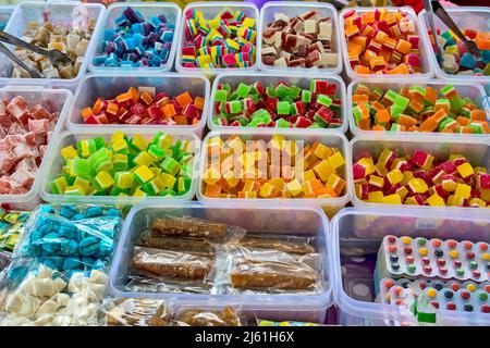 Une variété de bonbons doux et délicieux sont vendus à la foire. Banque D'Images