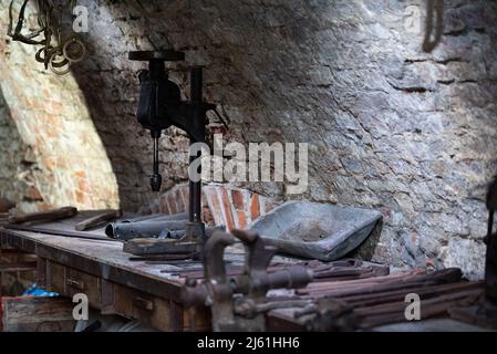 Atelier de forgeron ancien, musée à Masovia. Marteaux, fers à cheval et divers outils d'un forgeron. Banque D'Images