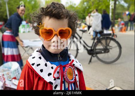 MAASTRICHT -pays-Bas, 2022-04-27 08:25:39 AMSTERDAM - les enfants et les parents peuvent s'amuser au marché libre de Vondelpark pendant la journée du Roi. Après deux ans au cours desquels la Journée du Roi a dû être célébrée à petite échelle en raison de la pandémie de corona, la fête sera célébrée à grande échelle cette année encore. ANP EVERT ELZINGA pays-bas sortie - belgique sortie Banque D'Images