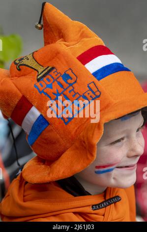 MAASTRICHT -pays-Bas, 2022-04-27 08:11:40 AMSTERDAM - les enfants peuvent s'amuser au marché libre de Vondelpark pendant la journée du Roi. Après deux ans au cours desquels la Journée du Roi a dû être célébrée à petite échelle en raison de la pandémie de corona, la fête sera célébrée à grande échelle cette année encore. ANP EVERT ELZINGA pays-bas sortie - belgique sortie Banque D'Images