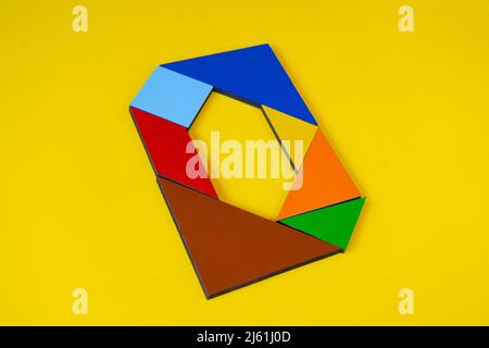 Coloré numéro 0 fait avec tangram jouet, couleur tangram numéro zéro isolé sur fond jaune, vue latérale de zéro numérique, idée de jeu d'enfants Banque D'Images