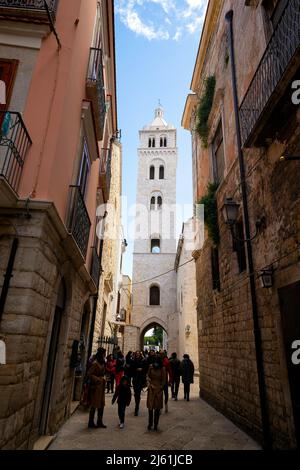 Vue sur la rue de la cathédrale Saint Maria Maggiore, Barletta, Apulia, Italie. Banque D'Images