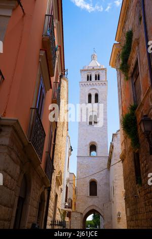 Vue sur la rue de la cathédrale Saint Maria Maggiore, Barletta, Apulia, Italie. Banque D'Images