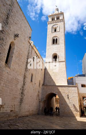 Vue sur la rue de la cathédrale Saint Maria Maggiore, Barletta, Apulia, Italie. Banque D'Images