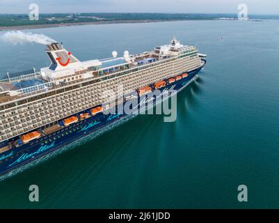 Mein Schiff 3 est un bateau de croisière appartenant à TUI Cruises. Photos tôt le matin en route vers le port de Southampton Banque D'Images