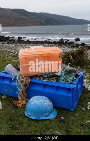 Débris de pollution plastique recueillis sur la plage de Traigh Bhain LAbain à Lochbuie Banque D'Images