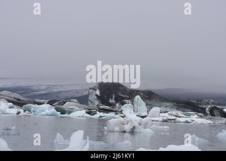 Jokursalon, un lac glaciaire dans le sud de l'Islande. Banque D'Images