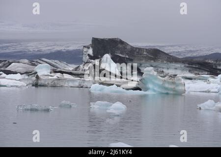 Jokursalon, un lac glaciaire dans le sud de l'Islande. Banque D'Images