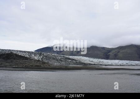 Jokursalon, un lac glaciaire dans le sud de l'Islande. Banque D'Images