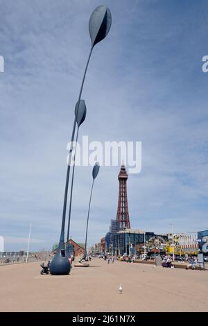 En regardant le front de mer vers l'emblématique station balnéaire de Blackpool Tower Britain, dans le Lancashire, Angleterre, Royaume-Uni Banque D'Images