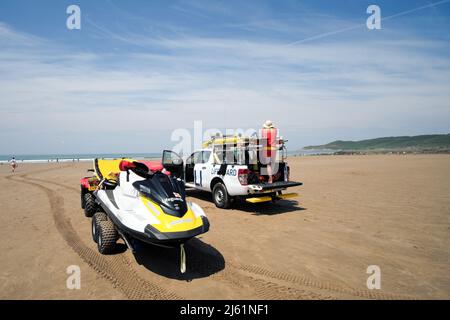RNLI LifeGuards en patrouille sur Woolacombe Beach dans le nord du Devon, Angleterre Banque D'Images