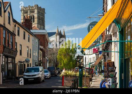 Jour de printemps dans le centre-ville de Norwich, Norfolk, Angleterre. La cathédrale catholique de Saint-Jean-baptiste se trouve au loin. Banque D'Images