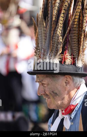 Un danseur Morris au Royaume-Uni; un homme dansant Morris, habillé en costume traditionnel, portrait de près et chapeau, Hundon village, Suffolk au Royaume-Uni Banque D'Images