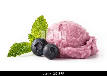 Cuillère à crème glacée aux myrtilles isolée sur fond blanc Banque D'Images