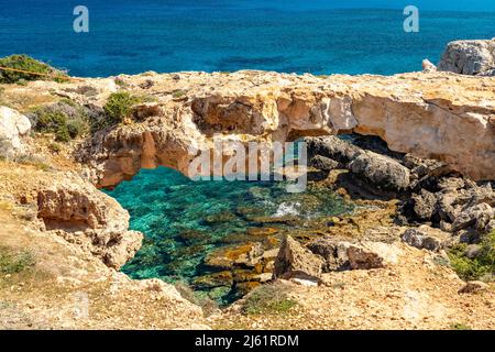 Natürliche Brücke Kamara Tou Koraka, Halbinsel Kap Greco, Agia Napa, Zypern, Europa | Kamara Tou Koraka Stone Arch, péninsule du Cap Greco, Ayia Napa, Banque D'Images