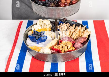 Bâtiment le 4 juillet tableau de charcuterie sur un support métallique de service à deux niveaux. Banque D'Images