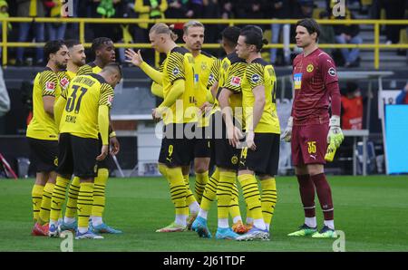 Ville de Dortmund, Allemagne. 26th Avr, 2022. Firo: 26th avril 2022 Fuvuball, 1.Bundesliga, saison 2021/2022, jeu de bénéfice pour le bénéfice des victimes de la guerre contre l'Ukraine par Poutine/Russie BVB, Borussia Dortmund - Dynamo Kyiv équipe cercle avec Erling Haaland crédit: dpa/Alay Live News Banque D'Images