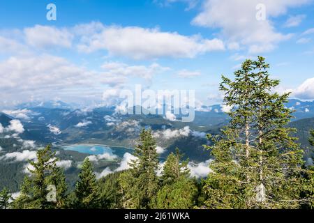 Vue sur le brouillard flottant au-dessus du réservoir de Sylvenstein Banque D'Images