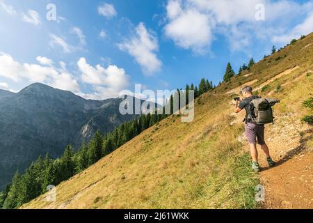 Randonneur mâle prenant des photos dans la gamme Karwendel Banque D'Images