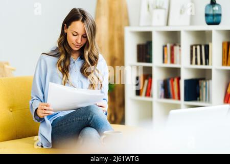 Indépendant avec des documents faisant de la paperasserie à la maison Banque D'Images