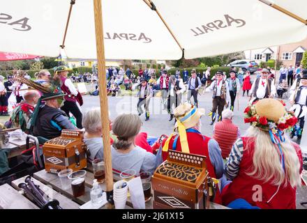 Morris Dancing UK - danseuses traditionnelles de morris se produisent dans un pub du village pour la fête de la Saint-Georges, The Rose & Crown, Hundon, Suffolk, Royaume-Uni Banque D'Images