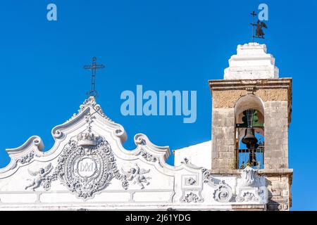 Portugal, Algarve, Olhao, clocher et reliefs de toit de l'église Igreja de Nossa Senhora do Rosario Banque D'Images