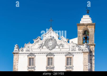 Portugal, Algarve, Olhao, clocher et reliefs de toit de l'église Igreja de Nossa Senhora do Rosario Banque D'Images