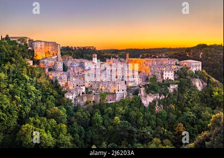 Vue aérienne de Sorano, une ville de la province de Grosseto, au sud de la Toscane, en Italie Banque D'Images