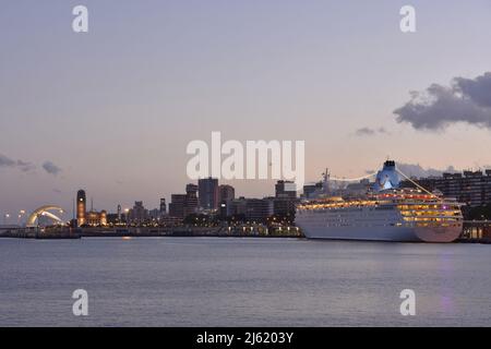 Bateau de croisière MS Marella Dream exploité par British Marella Cruises dans le port de Santa Cruz de Tenerife Iles Canaries Espagne. Banque D'Images