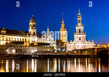 Allemagne, Saxe, Dresde, l'Elbe au crépuscule avec le château de Dresde et la cathédrale en arrière-plan Banque D'Images