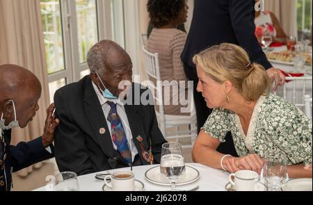 La comtesse de Wessex rencontre Haynes Cyril, un vétéran de 100 ans de la Seconde Guerre mondiale à la résidence de la haute Commission britannique à Castries, Sainte-Lucie, alors qu'elle poursuit sa visite dans les Caraïbes, pour marquer le Jubilé de platine de la Reine. Date de la photo: Mardi 26 avril 2022. Banque D'Images