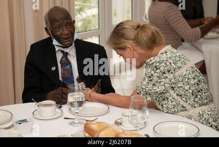 La comtesse de Wessex rencontre Haynes Cyril, un vétéran de 100 ans de la Seconde Guerre mondiale à la résidence de la haute Commission britannique à Castries, Sainte-Lucie, alors qu'elle poursuit sa visite dans les Caraïbes, pour marquer le Jubilé de platine de la Reine. Date de la photo: Mardi 26 avril 2022. Banque D'Images