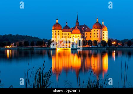 Allemagne, Saxe, Moritzburg, longue exposition du lac et illuminé le château de Moritzburg au crépuscule Banque D'Images