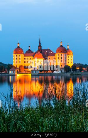 Allemagne, Saxe, Moritzburg, longue exposition du lac et illuminé le château de Moritzburg au crépuscule Banque D'Images
