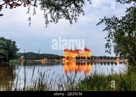 Allemagne, Saxe, Moritzburg, vue sur le lac au crépuscule avec le château de Moritzburg en arrière-plan Banque D'Images
