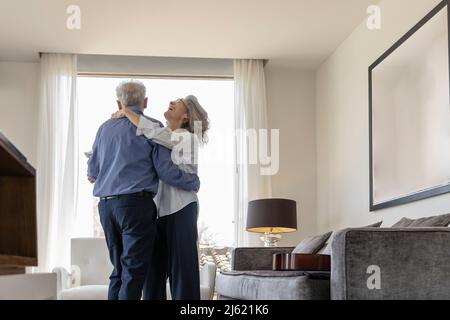 Happy senior couple dancing at home Banque D'Images