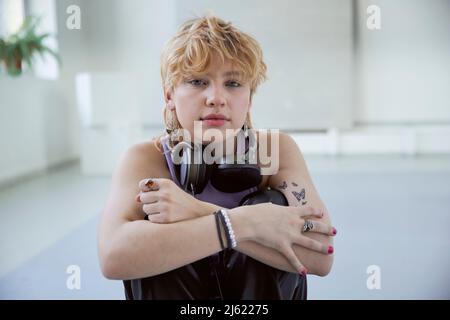 Jeune femme blonde portant un casque Banque D'Images