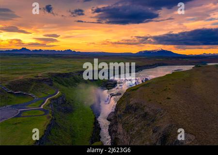 Vue aérienne du coucher du soleil sur la cascade de Gullfoss et la rivière Olfusa en Islande Banque D'Images